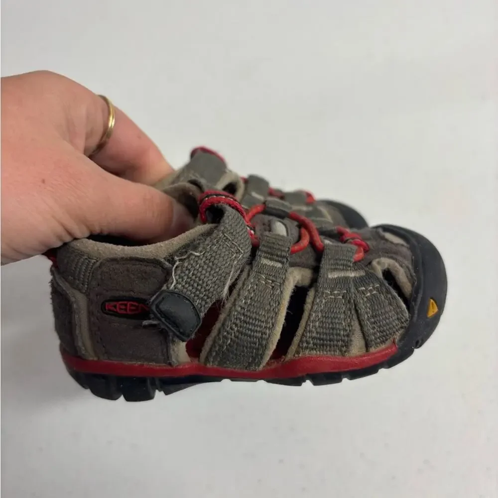 Keen Newport H2 Grey and red Waterproof Sandals Child Size 4